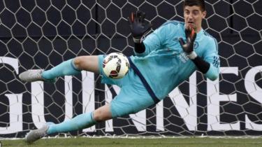 Chelsea inamnyatia kipa wa AC Milan Gianluigi Donnarumma, 19, iwapo kipa wa Ubelgiji Thibaut Courtois, 25