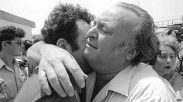 ऐन्तेबे से सुरक्षित इसराइल लौटने पर बंधक और उनके परिजनों के आंसू छलक आए.