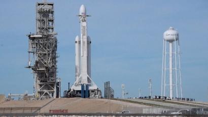 Tên lửa Falcon Heavy sẵn sàng trên bệ phóng
