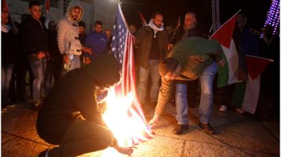أثار قرار الرئيس الأمريكي دونالد ترامب الاعتراف بالقدس عاصمة لإسرائيل موجة من ردود الفعل العربية والدولية الغاضبة والرافضة لهذا القرار