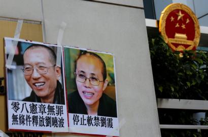 香港市民支援爱国民主运动联合会(简称"支联会")周二在香港中联办附近示威,抗议中共对待刘晓波的方式。