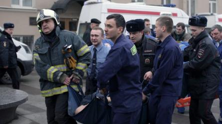 Спасатели несут раненого при взрыве в метро Петербурга