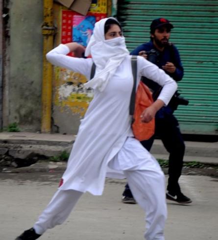 பாதுகாப்புப் படையினர் மீது கல் வீசும் பெண்