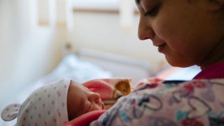 Madre con su bebé, una niña, en brazos