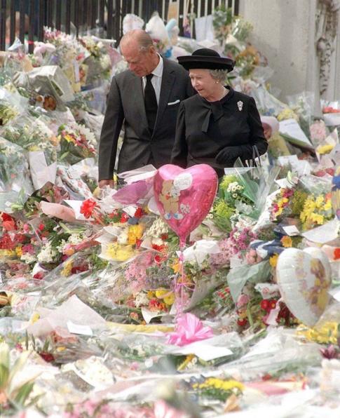 Ngắm hoa người dân gửi viếng Công nương Diana tại Cung điện Buckingham năm 1997.