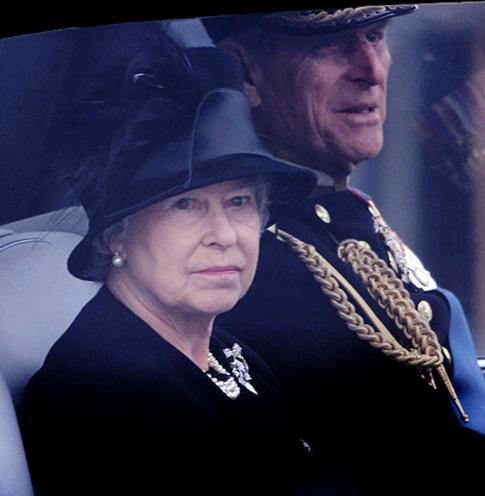 Rời tang lễ của Thân mẫu Nữ hoàng Anh năm 2002.
