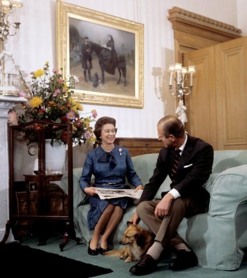 Những năm 70: Nữ hoàng và Hoàng tế thư giãn tại Lâu đài Balmoral với chú chó Tinker.