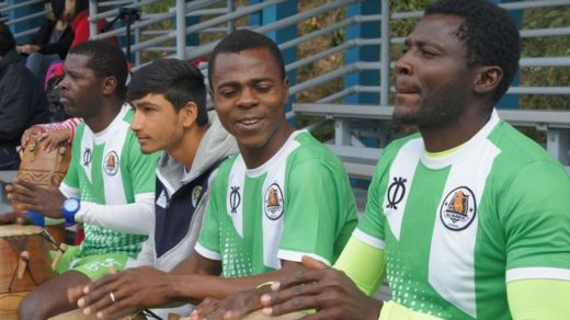 KyaftinDarius (tsakiya) da Medard wanda ya kfa kungiya (dama ) sun zauna kusa 'yan wasa biyu