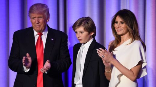 Donald Trump na mwanawe Barron na mkewe Melania wakiwa New York Hilton