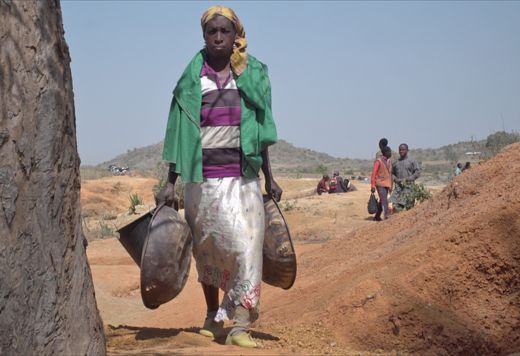 Wata mata na dauke da kwano a mahakar Barkin Ladi