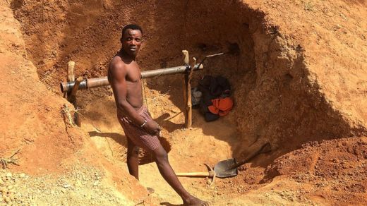 Wani ma'aikaci na hutawa bayan ya yi aiki a mahakar Barikin Ladi mine