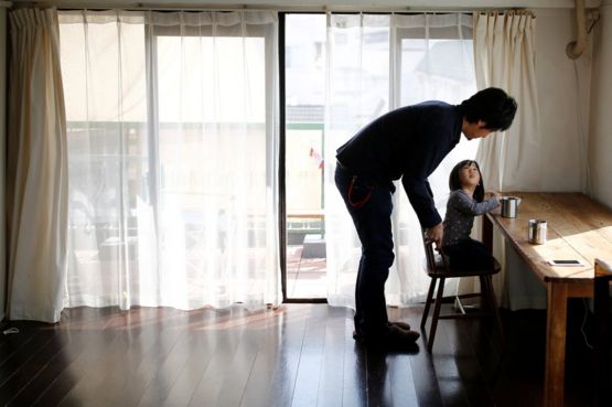 El minimalista Naoki Numahata habla con su hija de dos años y medio, Ei, en la sala de estar, en Tokio