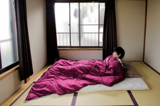 El minimalist Katsuya Toyoda muestra cómo duerme en su habitación en Tokio