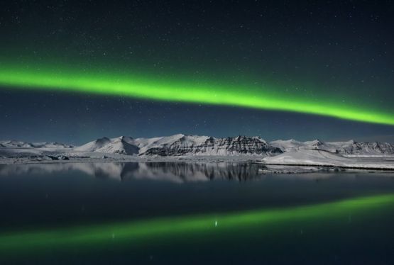 Aurora boreal sobre Jokulsarlon, Islandia