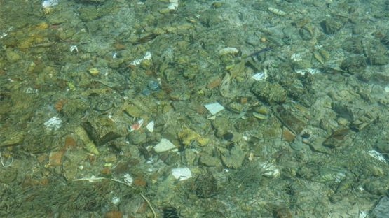 Acumulación de basura en el mar.