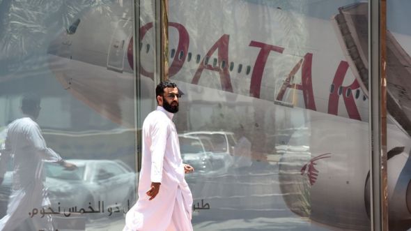 An dauki wannan hoto a ranar 5 ga watan Yuli da ya wuce, hoton ya nuna wani mutum ya na wuce ofishin jirgin Qatar da ke birnin Riyadh a Saudiyya, jim kadan bayan yanke hulda tsakanin kasashen biyu