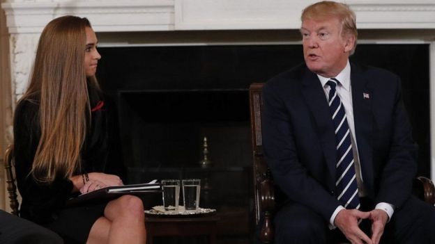 Donald Trump en un encuentro con víctimas de tiroteos masivos en escuelas.