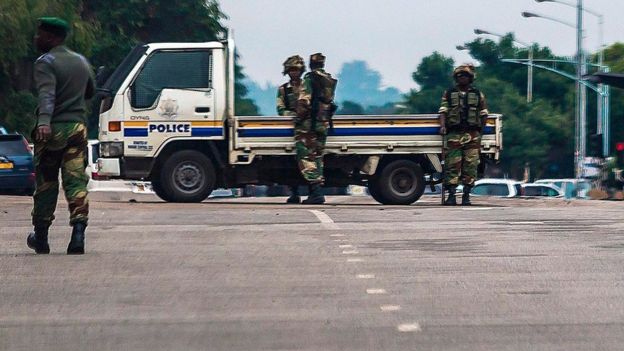 الجيش يسيطر على السلطة في زيمبابوي _98760100_mediaitem98760099