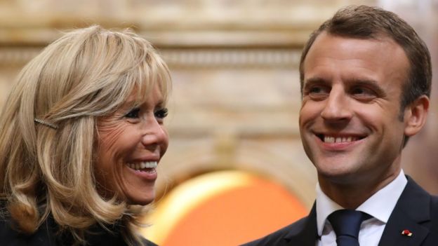Le Président français Emmanuel Macron et son épouse Brigitte Macron viennent à la Bibliothèque du Congrès avant de prendre la parole devant le Congrès le 25 avril.