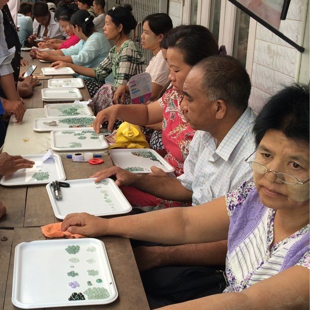 Trabajadores con piedras de jade