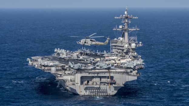 Helikopta ya kijeshi aina ya MH-60R Sea Hawk ikipaa kutoka kwa meli ya USS Carl Vinson 24 April 2017