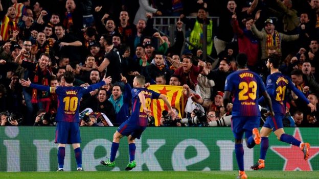 Messi festeja con la tribuna tras marcar un gol.
