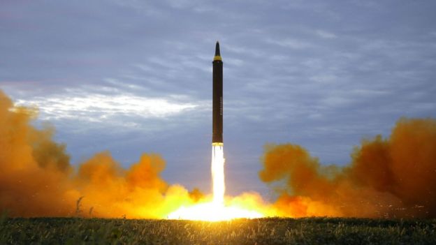 كوريا الشمالية تطلق ثاني صاروخ باليستي فوق اليابان _97810400_041335910-1