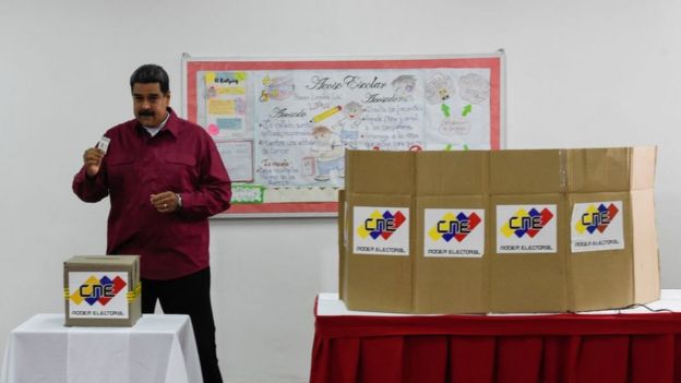 Maduro votando