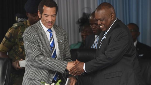 Le nouveau président du Botswana Mokgweetsi Masisi et l'ancien président Seretse Ian Khama à Serowe.