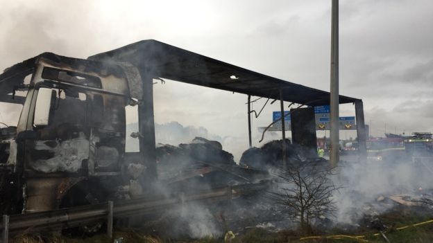 Lorry fire closes M6 motorway in Cheshire BBC News