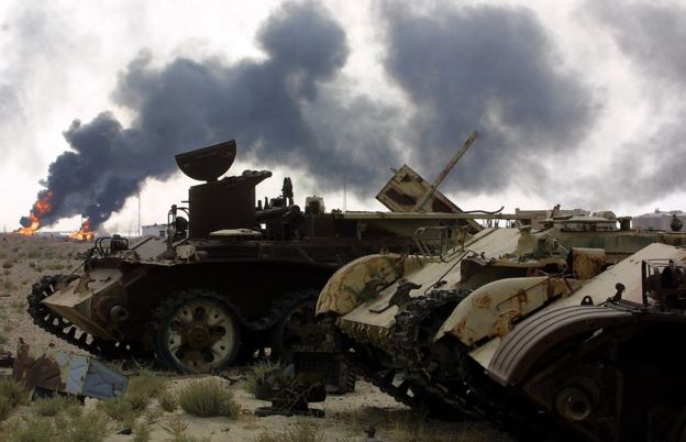Tanques abandonados durante la Guerra del Golfo en 1991 frente a la refinería de petróleo de Basra, a 550 kilómetros al sur de Bagdad, el 21 de octubre de 2002.
