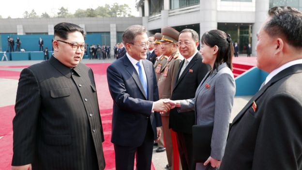 Tổng thống Hàn Quốc bắt tay em gái Kim Jong-un, bà Kim Yo-jong