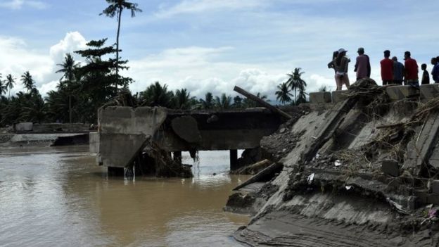 People look at a collapsed bridge in Tubod, Mindanao island. Photo: 23 December 2017