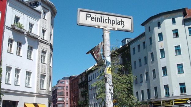 Una ciudad alemana con un cartel que implica un doble sentido