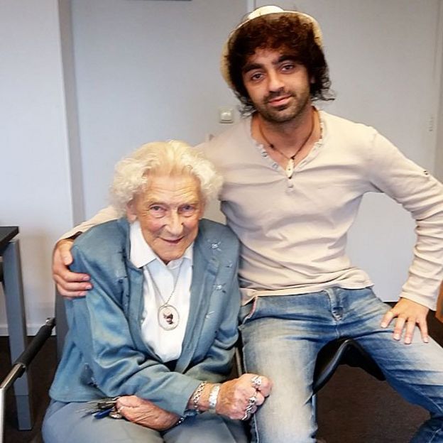 Marty Weulink, de 91 años, junto al estudiante universitario Sores Duman en la residencia en Deventer, Holanda