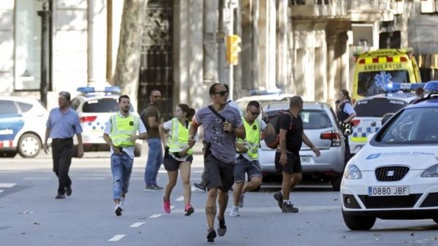 Al menos 13 muertos y 100 heridos en un "ataque terrorista" con una furgoneta en Las Ramblas de Barcelona _97426900_mediaitem97412519