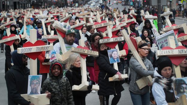 Marcha en Chicago en conmemoración de las víctimas de la violencia. Diciembre 31, 2016