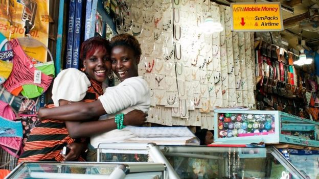 Dos mujeres abrazándose y sonriendo en Uganda