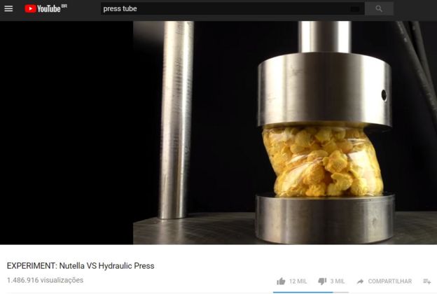 Vídeo no YouTube mostra pacote de pipocas em prensa hidráulica