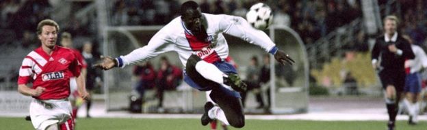 PSG George Weah (R) kicks the ball during the Champions league match Spartak Moscow - Paris-Saint-Germain, on September 28, 1994, in Moscow.
