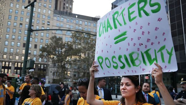 Una mujer protesta a favor de la existencia de escuelas 