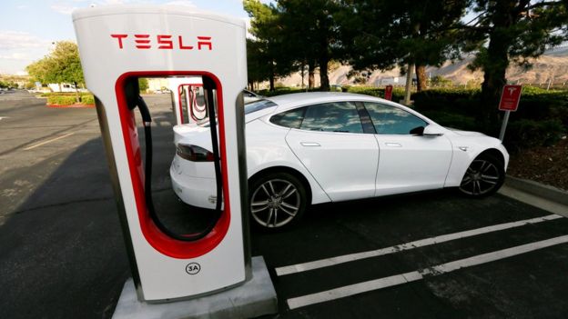 一輛特斯拉Model S轎車在充電。