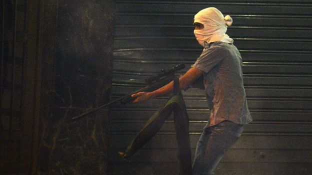 Jovem armado em Caracas
