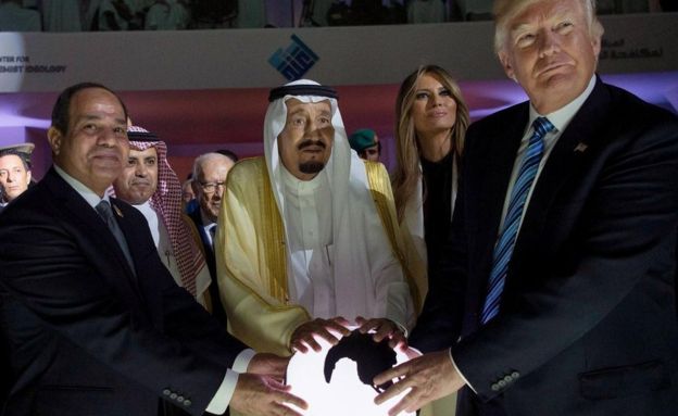 US President Donald J. Trump (R), US First Lady Melania Trump (R-2), King Salman bin Abdulaziz al-Saud of Saudi Arabia (C) and Egyptian President Abdel Fattah al-Sisi (L) opening the World Center for Countering Extremist Thought in Riyadh, Saudi Arabia