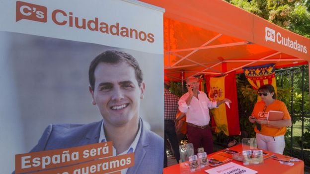 Albert Rivera, líder de ciudadanos en un toldo naranja electoral.