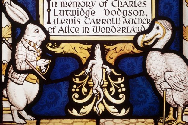 Vitral en memoria de Lewis Carroll con el conejo y el Dodo