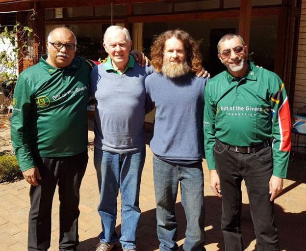 Stephen McGown, su padre Malcolm y miembros de la organización Gift of the Givers. (Foto: Gift of the Givers)