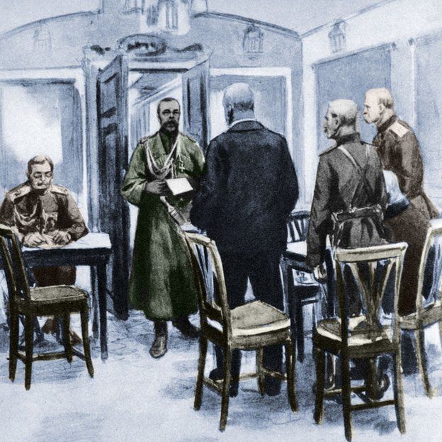 El tzar Nicolás II Romanov (1868-1918), el último emperador de Rusia, leyéndole el acta de abdicación a los mensajeron de la Duma.