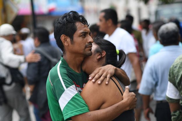 Una pareja se abraza en Juchitán, Oaxaca, Mexico, tras el terremoto.