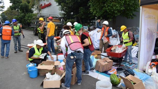 Un equipo coordina las donaciones en una zona afectada por el terremoto en Ciudad de México.